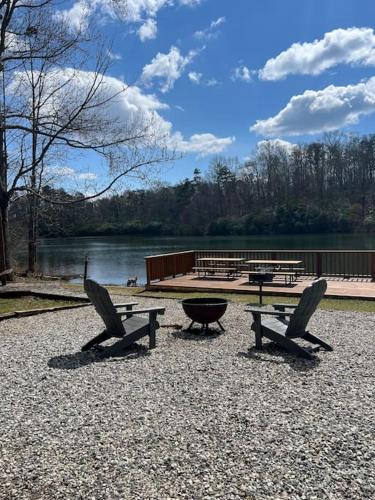 Boo Boo's Cabin - Lake Front!