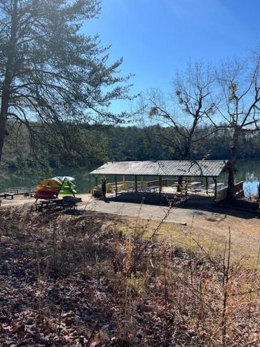 Boo Boo's Cabin - Lake Front!