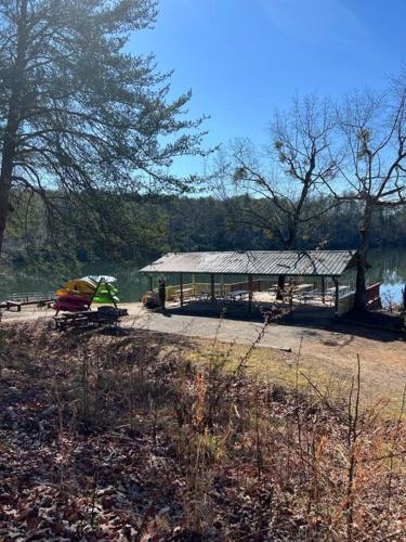 Boo Boo's Cabin - Lake Front!