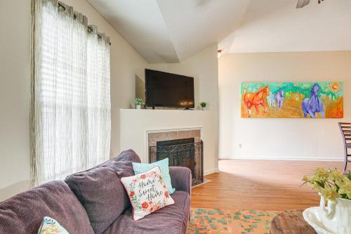 Horn Lake Townhome 14 Mi to Downtown Memphis! in Horn Lake, USA