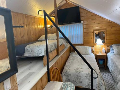 Walk2Lake Beautiful Cozy Getaway Retreat for ALL in Crestline, USA