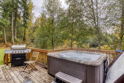 Pet-Friendly Riverfront Cabin with Hot Tub & BBQ - Riverbend 2