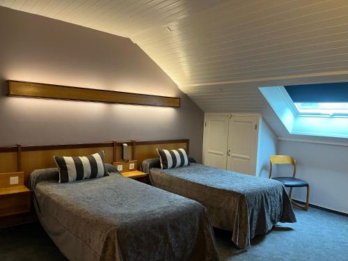 2 twin beds