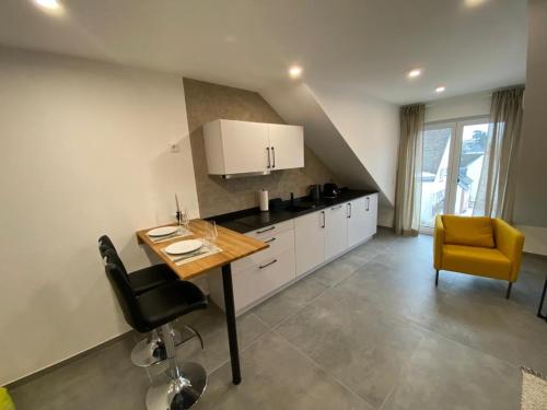 Kitchen, Neue Fewo mit Weinbergsblick - Urlaub im Wein- und Ferienort Bekond in Bekond
