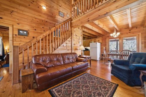 Beautiful Log Cabin In the Lake Lure- close to Mirror Lake - WiFi cabin in Lake Lure, USA