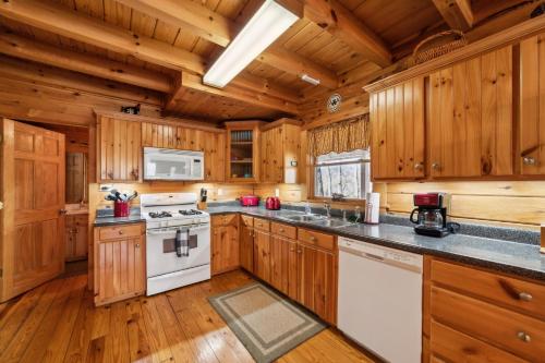 Beautiful Log Cabin In the Lake Lure- close to Mirror Lake - WiFi cabin in Lake Lure, USA