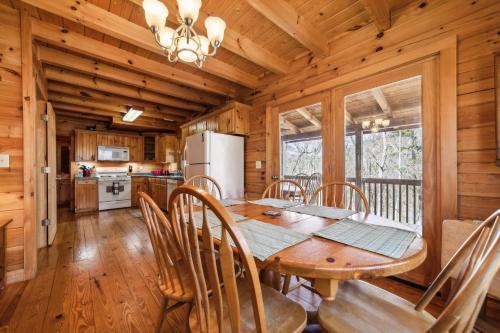 Beautiful Log Cabin In the Lake Lure- close to Mirror Lake - WiFi cabin in Lake Lure, USA