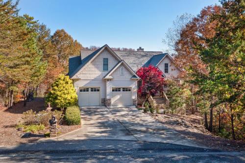 Rumbling Bald Resort home in Lake Lure - WiFi - Community Beach, Pool, Golf and more home in Lake Lure, USA