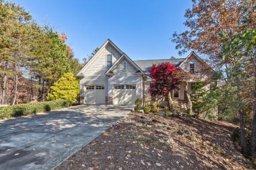 Rumbling Bald Resort home in Lake Lure - WiFi - Community Beach, Pool, Golf and more home in Lake Lure, USA