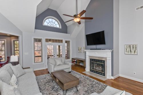 Rumbling Bald Resort home in Lake Lure - WiFi - Community Beach, Pool, Golf and more home in Lake Lure, USA
