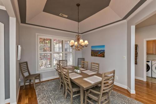 Rumbling Bald Resort home in Lake Lure - WiFi - Community Beach, Pool, Golf and more home in Lake Lure, USA