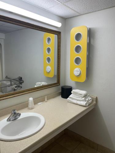 King Room with Roll-in Shower - Mobility Access/Non-Smoking