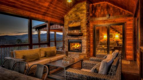 Painted Sunset Lodge in Mineral Bluff, USA