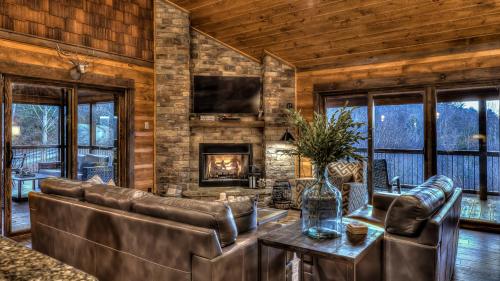 Painted Sunset Lodge in Mineral Bluff, USA