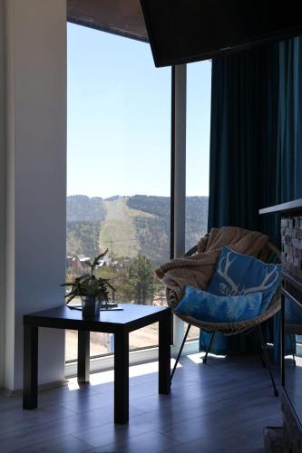 Apartment with Mountain View