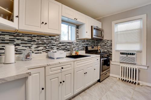 8 Mi to MetLife Stadium Pet-Friendly Home with Yard in 提內克