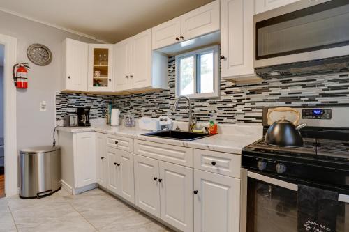 8 Mi to MetLife Stadium Pet-Friendly Home with Yard in 提內克