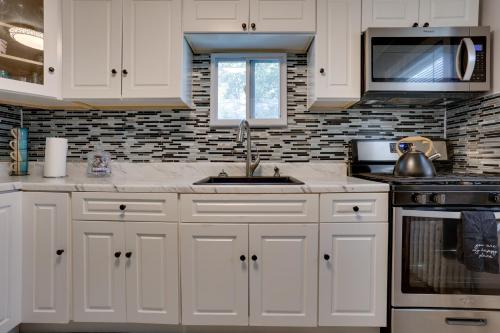 8 Mi to MetLife Stadium Pet-Friendly Home with Yard in 提內克