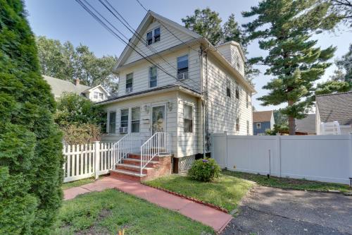 8 Mi to MetLife Stadium Pet-Friendly Home with Yard in 提內克