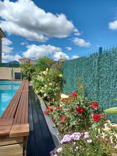 maison cosy climatisée avec piscine et jardin