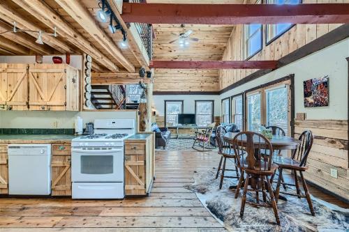 Alma Retreat with Panoramic Views, Jet Tub, Fire Pit & Dedicated Workstation in Alma, USA