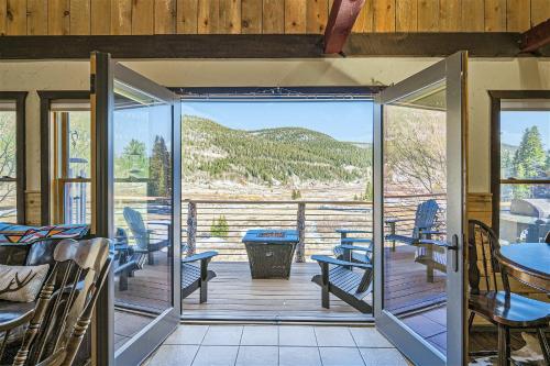 Alma Retreat with Panoramic Views, Jet Tub, Fire Pit & Dedicated Workstation in Alma, USA