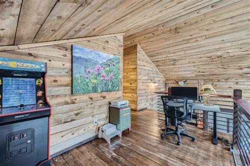 Alma Retreat with Panoramic Views, Jet Tub, Fire Pit & Dedicated Workstation in Alma, USA