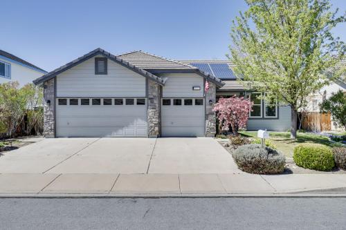 Sparks Home with Fenced Yard 8 Mi to Dtwn Reno!