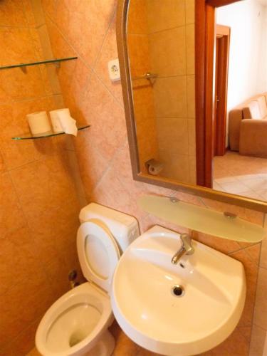  Apartments Frane in Novalja