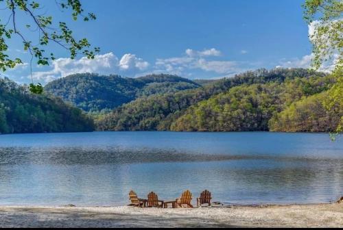 Bear Lake Reserve MOVIE THEATER and HOT TUB in the Mountains! in Tuckasegee, USA