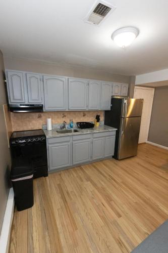 Mins from NYC Bright & Spacious 4-Bed Unit