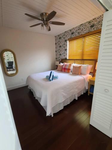 Duval Street Suite w parking and heated pool