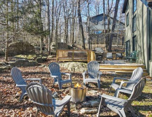 3BR, Lakeview, Hot Tub, Nintendo Switch - Deer Haven Poconos Retreat in Tobyhanna, USA