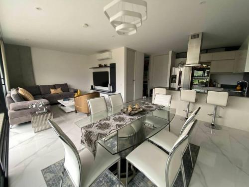 Luxury apt! Guest friendly! Great location! Jacuzzi, Gym, Security!, Medellín (foto 2)