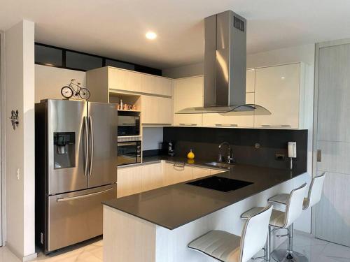 Luxury apt! Guest friendly! Great location! Jacuzzi, Gym, Security!, Medellín (foto 3)