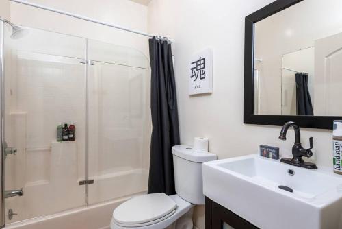 Luxe Apartment In Beverly Hills Sleeps 6 in Los Angeles, USA