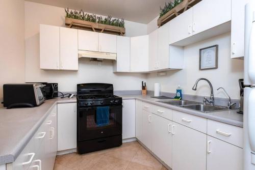 Luxe Apartment In Beverly Hills Sleeps 6 in Los Angeles, USA