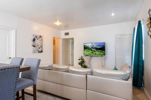 Luxe Apartment In Beverly Hills Sleeps 6 in Los Angeles, USA