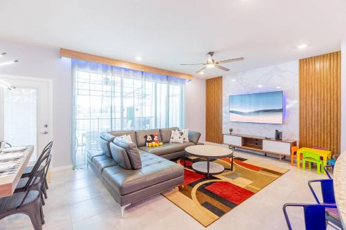 Themed Home wPvt Pool and Game Room in Resort in Davenport, USA