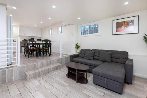 Hollywood Glamour: 2BR Home w/ Sparkling Jacuzzi in Los Angeles, USA