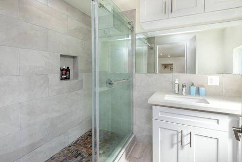 Hollywood Glamour: 2BR Home w/ Sparkling Jacuzzi in Los Angeles, USA