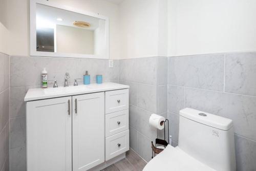 Hollywood Glamour: 2BR Home w/ Sparkling Jacuzzi in Los Angeles, USA