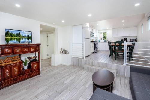 Hollywood Glamour: 2BR Home w/ Sparkling Jacuzzi in Los Angeles, USA