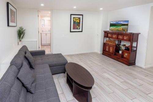Hollywood Glamour: 2BR Home w/ Sparkling Jacuzzi in Los Angeles, USA