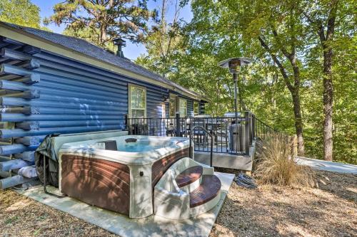 Secluded Table Rock Lake/Branson Cabin w/ Hot Tub! in Кімберлінг Сіті