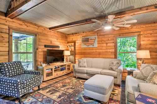 Secluded Table Rock Lake/Branson Cabin w/ Hot Tub! in Кімберлінг Сіті