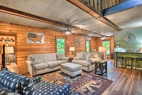 Secluded Table Rock Lake/Branson Cabin w/ Hot Tub! in Кімберлінг Сіті