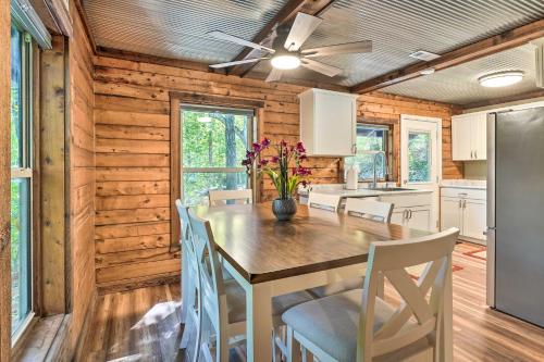 Secluded Table Rock Lake/Branson Cabin w/ Hot Tub! in Кімберлінг Сіті