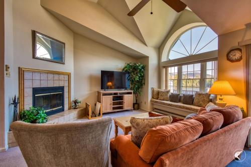 Stunning Lake and Mountain Views, Pool, Beach, Walk to Town! in Lake Placid, USA