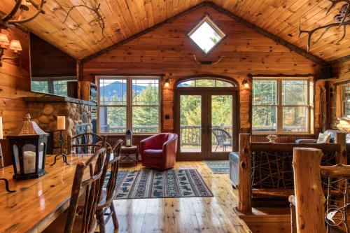 Your DREAM ski chalet! Minutes to Whiteface! in Wilmington, USA